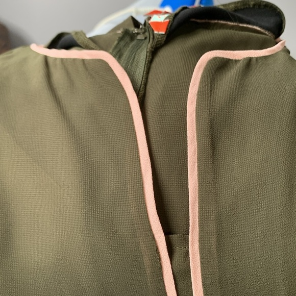 ModCloth army green chiffon jumpsuit with peach trim and flutter sleeves. Size L - Picture 15 of 15